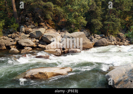 Fluss fließt aus dem Yosemite Valley Stockfoto