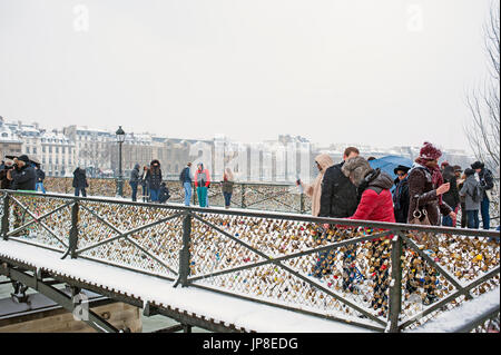 Paris, Frankreich - Schnee im winter Stockfoto