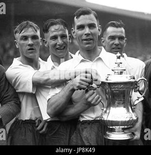 Die 1938 FA-Cup-Sieger Preston North End Bill Shankly (links) feiert den 1938 FA-Cup-Finale Sieg mit Kapitän Tom Smith hält die Trophäe. Stockfoto