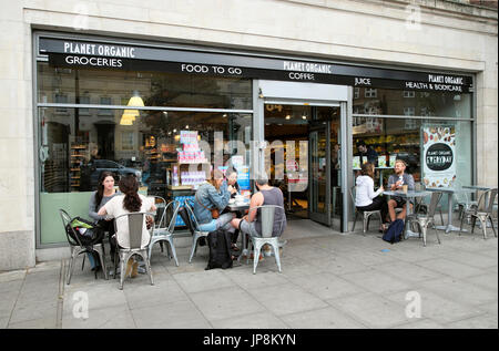 Leute sitzen an Tischen im freien Planeten Supermarkt Naturkostladen in Essex Road in London N1 UK KATHY DEWITT Essen trinken Stockfoto