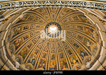 Horizontale Nahaufnahme von Michelangelos Kuppel im Petersdom im Vatikan in Rom. Stockfoto