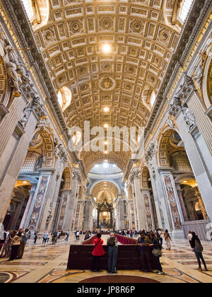 Vertikale Ansicht von Touristen im Inneren der Basilika St. Peter im Vatikan in Rom. Stockfoto