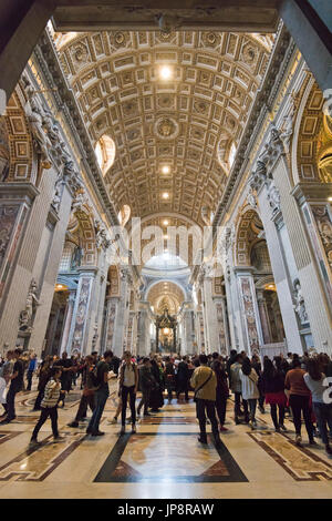 Vertikale Ansicht von Touristen im Inneren der Basilika St. Peter im Vatikan in Rom. Stockfoto