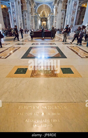 Vertikale Nahaufnahme der Inschrift am Eingang der Basilika St. Peter im Vatikan in Rom. Stockfoto