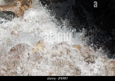 Wasserfall mit klarem Wasser, Stein, Blasen. Natürliche Element für Design Landschaft