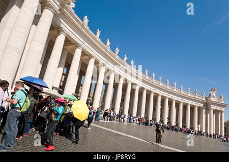 Horizontale Ansicht von Touristen Warteschlangen vor den Kolonnaden rings um Platz St. Peter im Vatikan in Rom. Stockfoto