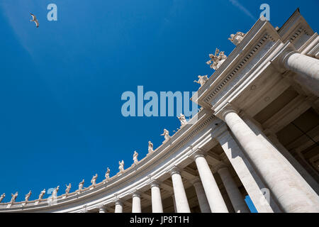 Horizontale Winkel Ansicht der Kolonnaden rings um Platz St. Peter im Vatikan in Rom. Stockfoto