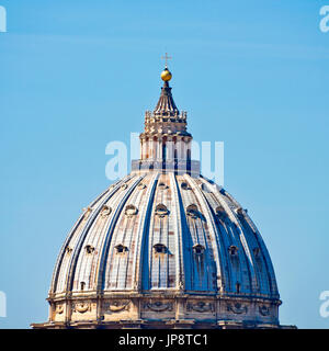 Quadratische Blick auf die Galerie auf der Oberseite der Basilika St. Peter in Rom. Stockfoto