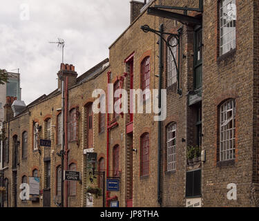 LONDON, Großbritannien - 29. JULI 2017: Blick auf die alten Lagerhallen entlang der historischen Straße Shad Thames in Bermondsey Stockfoto