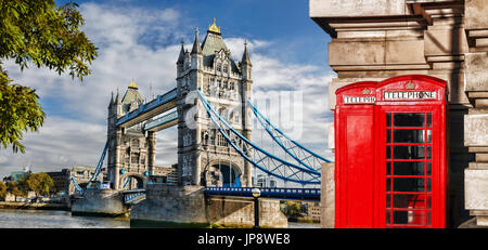 Tower Bridge mit roten Telefonzellen in London, England, UK Stockfoto