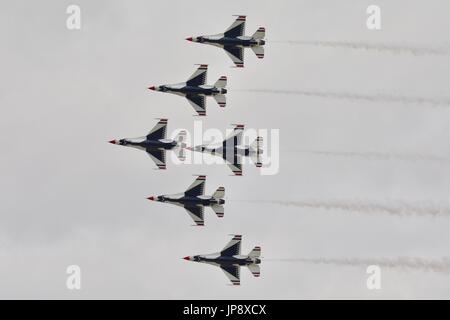US Air Force Thunderbirds im Formationsflug auf 2017 Royal International Air Tattoo Stockfoto