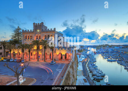 Spanien Balearen Insel Menorca, Ciutadella Stadt, Stadt Halle und Ciutadella Hafen Stockfoto