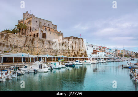 Spanien Balearen Insel Menorca, Ciutadella Stadt, Stadt Halle und Ciutadella Hafen Stockfoto