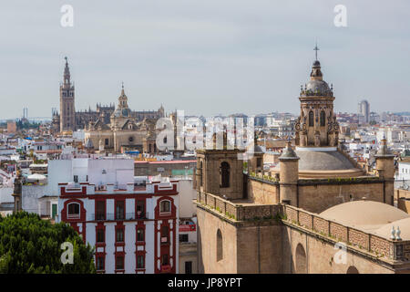 Spanien, Andalusien, Sevilla Stadt, Anunciación Kirche und Giralda Turm Stockfoto