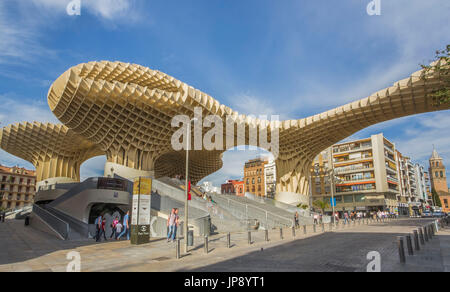 Spanien, Andalusien, Sevilla Stadt, Encarnacion Square, Metropol Parasol bekannt als "Las Setas" Stockfoto