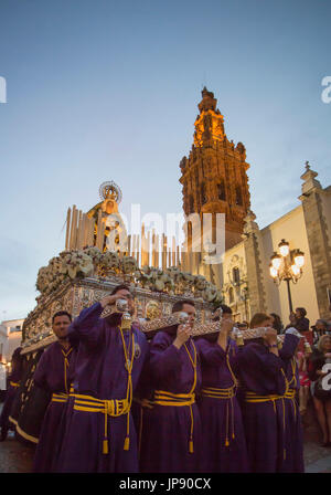 Spanien, Extremadura Region Jerez de Los Caballeros Stadt, Karfreitag Parade, San Miguel Church Stockfoto