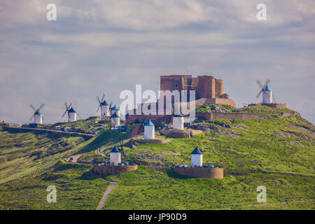 Spanien, Region La Mancha, Consuegra Windmühlen und Schloss, Stockfoto