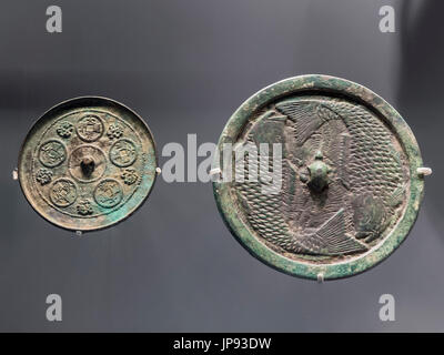 Bronze-Spiegel (221 BC - AD-581) in der Hauptstadt Museum, Peking, China Stockfoto