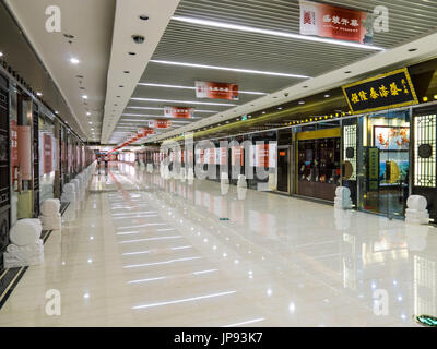 U-Bahn Linie 8 Staion Geschäfte, Peking, China Stockfoto