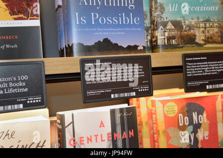 Bücher in den Regalen ein Amazon Bücher-Shop mit Kundenrezensionen und Bewertungen, NJ Stockfoto