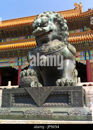 Löwe aus Bronze, Tor der höchsten Harmonie, die Verbotene Stadt, Peking, China Stockfoto