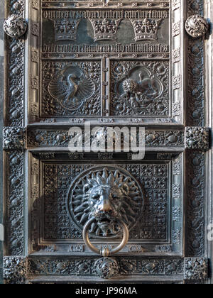 Köln Dom wichtigsten Eisen Tür Stockfoto