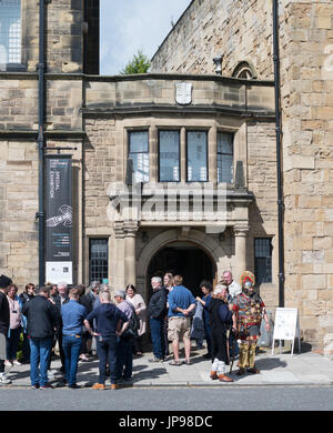 Eine Gruppe von Besuchern außerhalb der Durham University Library auf Palast Grün, Durham, England, Großbritannien Stockfoto