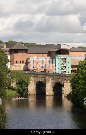 Elvet Brücke über den Fluss tragen und Prince Bishops Shoppingcenter, Durham, England, UK Stockfoto