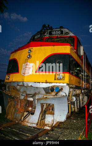 Panama-Kanal Eisenbahn Lokomotive Frontansicht bei Nacht Stockfoto