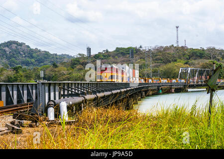 Bild von den Panama-Kanal Eisenbahn Zug unterwegs Gamboa Brücke über den Fluss Chagres Stockfoto