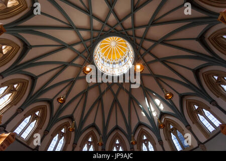 Die Kuppel in der Mitte der Decke in der Bibliothek des Parlaments innerhalb der Centre Block Hauptgebäude des kanadischen Parlaments Komplexes. Stockfoto