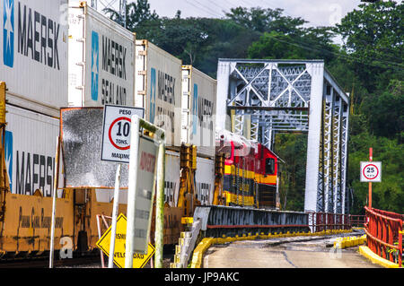 Panama Canal Railway train mit Containern auf der Reise von Panama City nach Colon Gamboa-Brücke Stockfoto