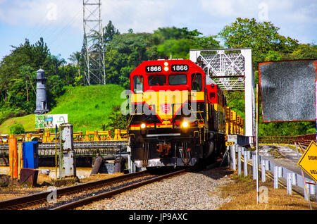 Panama Canal Railway train auf der Reise von Panama City nach Colon Gamboa-Brücke Stockfoto
