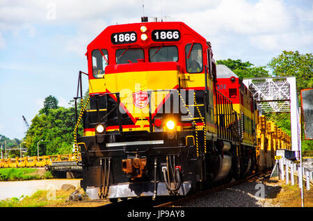 Panama Canal Railway train auf der Reise von Panama City nach Colon Gamboa-Brücke Stockfoto