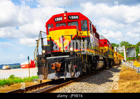 Panama Canal Railway train auf der Reise von Panama City nach Colon Gamboa-Brücke Stockfoto