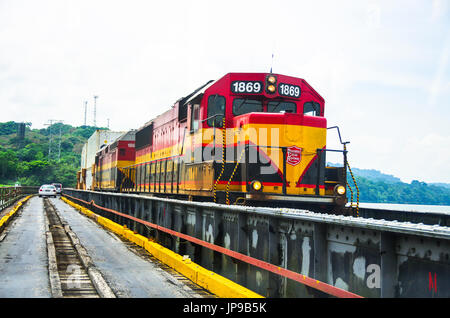 Panama Canal Railway train auf der Reise von Panama City nach Colon Gamboa-Brücke Stockfoto