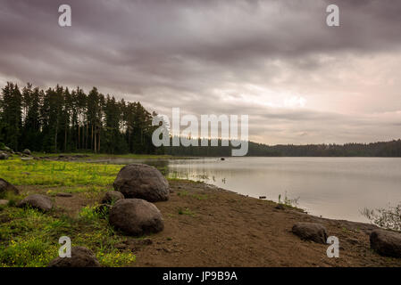 See-Sonnenaufgang / schöner Sonnenaufgang Blick auf Shiroka Polyana dam in Rhodopi Gebirge, Bulgarien Stockfoto