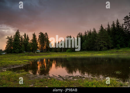 See-Sonnenaufgang / schöner Sonnenaufgang Blick auf Shiroka Polyana dam in Rhodopi Gebirge, Bulgarien Stockfoto