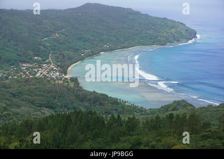 Sicht über die Bucht und die Küste Dorf Avera von den Höhen der Insel Rurutu, Pazifik, Australes Archipel, Französisch-Polynesien Stockfoto