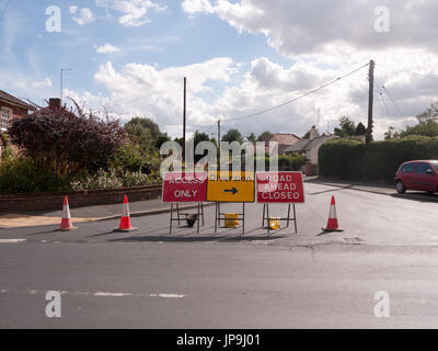 Straßenarbeiten Straße blockiert Zeichen und Verkehr Kegel Abzweigung Zugang nur; Essex; UK Stockfoto