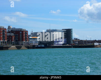 Der Blick über den Hafen von Portsmouth Gosport, auf der Suche nach Ben Ainslie Racing HQ. Stockfoto