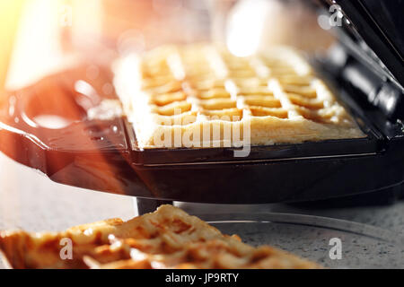 Frisch gebackene traditionelle belgische Waffeln im Waffeleisen Eisen Stockfoto