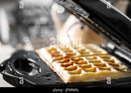Frisch gebackene traditionelle belgische Waffeln im Waffeleisen Eisen Stockfoto
