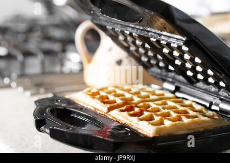 Frisch gebackene traditionelle belgische Waffeln im Waffeleisen Eisen Stockfoto
