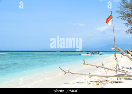 Strand von Gili Meno mit kristallklarem türkisfarbenem Wasser, Lombok, Indonesien Stockfoto