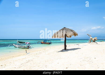 Strand von Gili Meno mit kristallklarem türkisfarbenem Wasser, Lombok, Indonesien Stockfoto