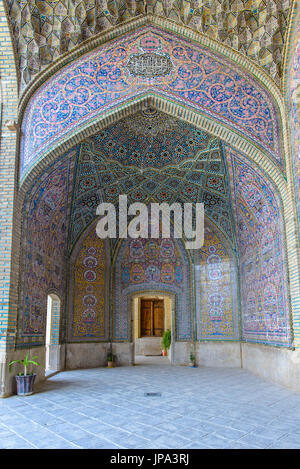 SHIRAZ, IRAN - 27. April 2015: malerische Nasir Ol Molk Moschee Stockfoto