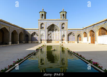 SHIRAZ, IRAN - 27. April 2015: Nasir Ol Molk Moschee - Qajar Ära Stockfoto