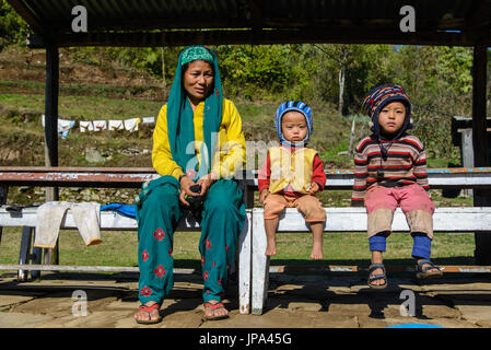 ANNAPURNA REGION, NEPAL - 23. März 2014: traditionellen nepalesischen Familie (Mutter mit ihren zwei Kindern) in einem Bergdorf Stockfoto