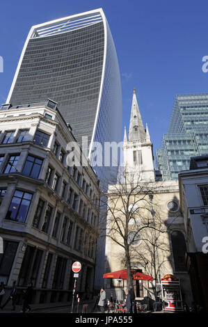 Kirche St. Margaret Pattens und Straßencafé in Rood Lane mit dem Walkie Talkie Building im Hintergrund City of London London England Stockfoto